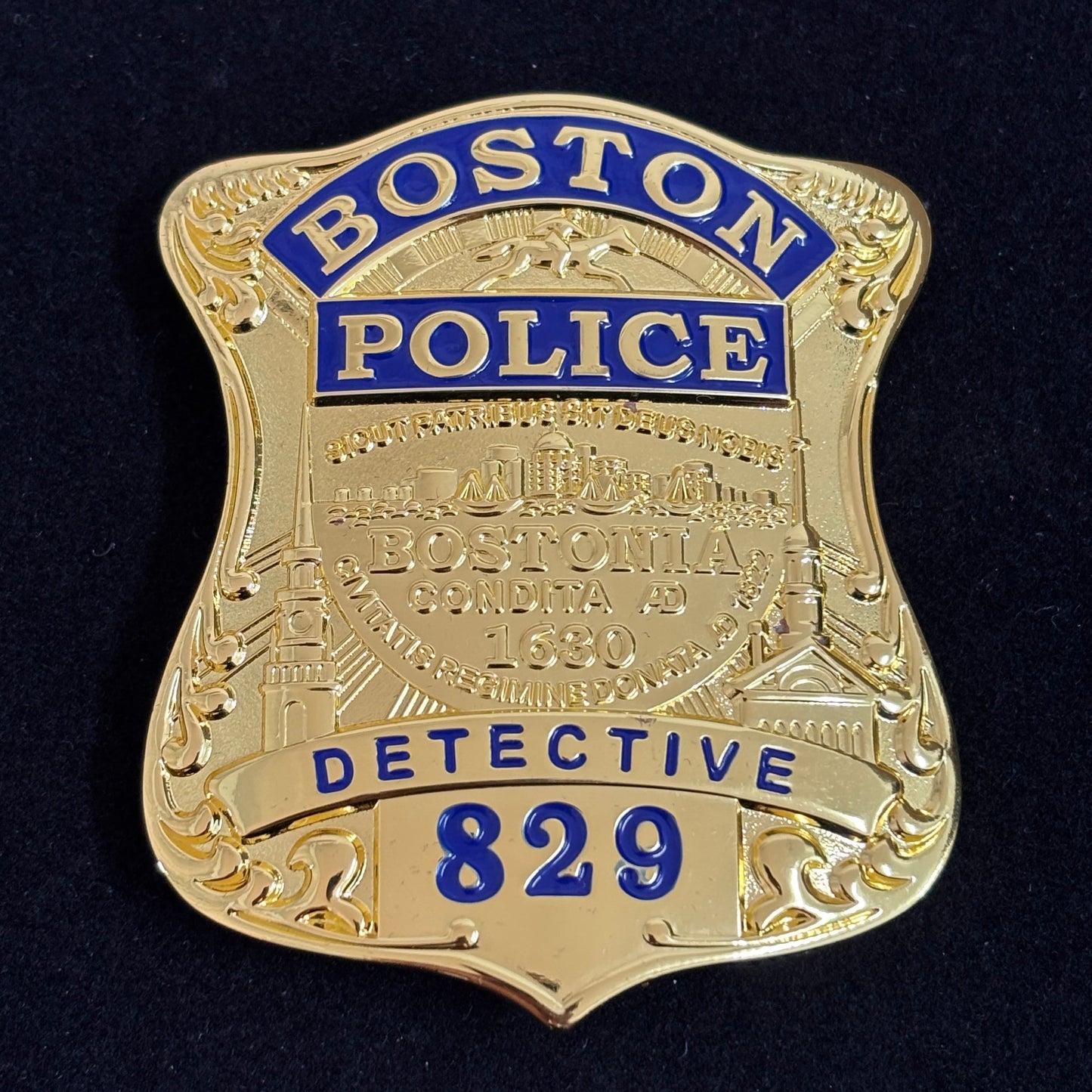 Badge de détective de la police de Boston avec le numéro 829