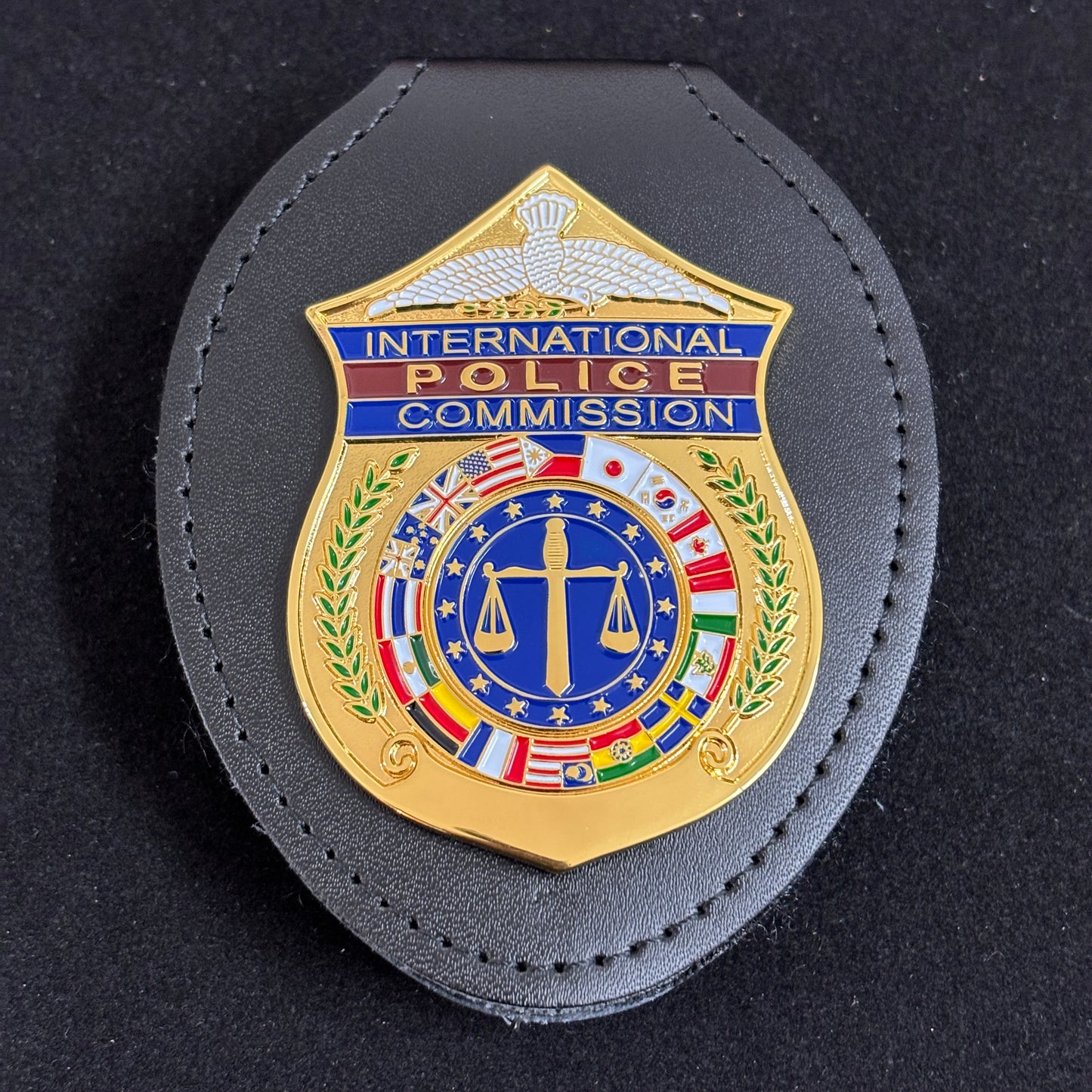 Réplique de l'insigne de la Commission internationale de police, accessoire de film