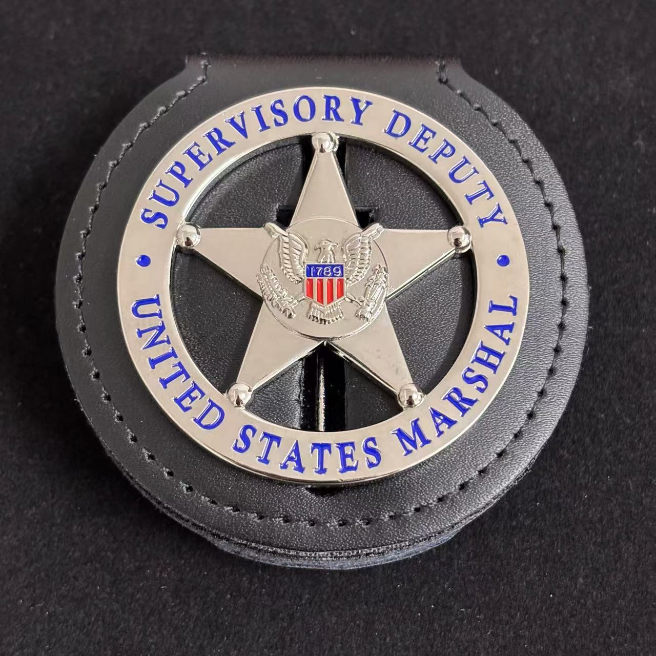 Réplique de l'insigne du commissaire chargé de l'application des lois de la Cour fédérale des États-Unis, accessoire de cinéma