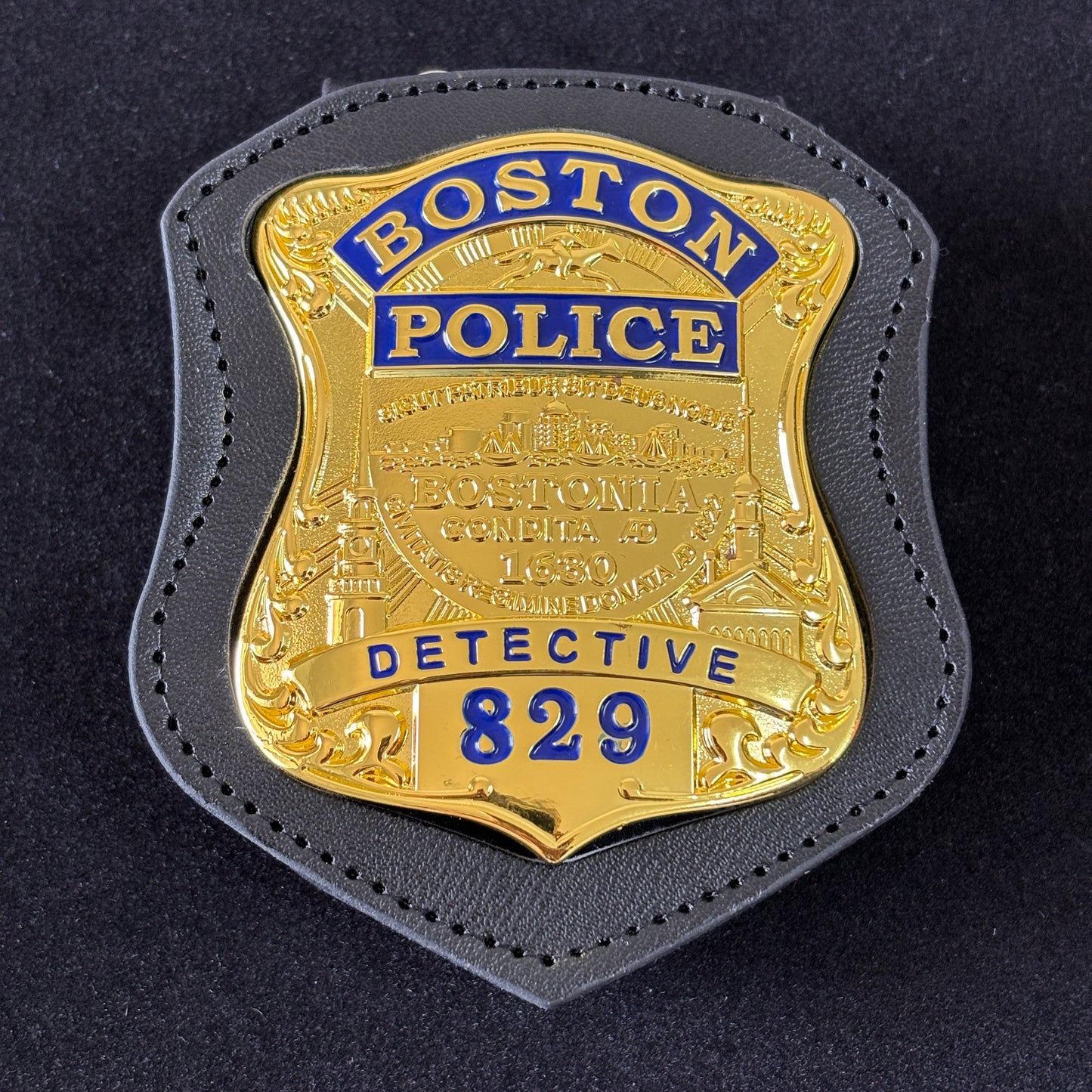 Badge de détective de la police de Boston avec le numéro 829