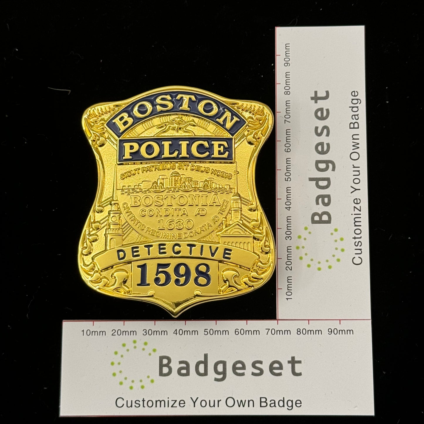 Réplica de la placa de detective de la policía de Boston, utilería de película con el número 1598