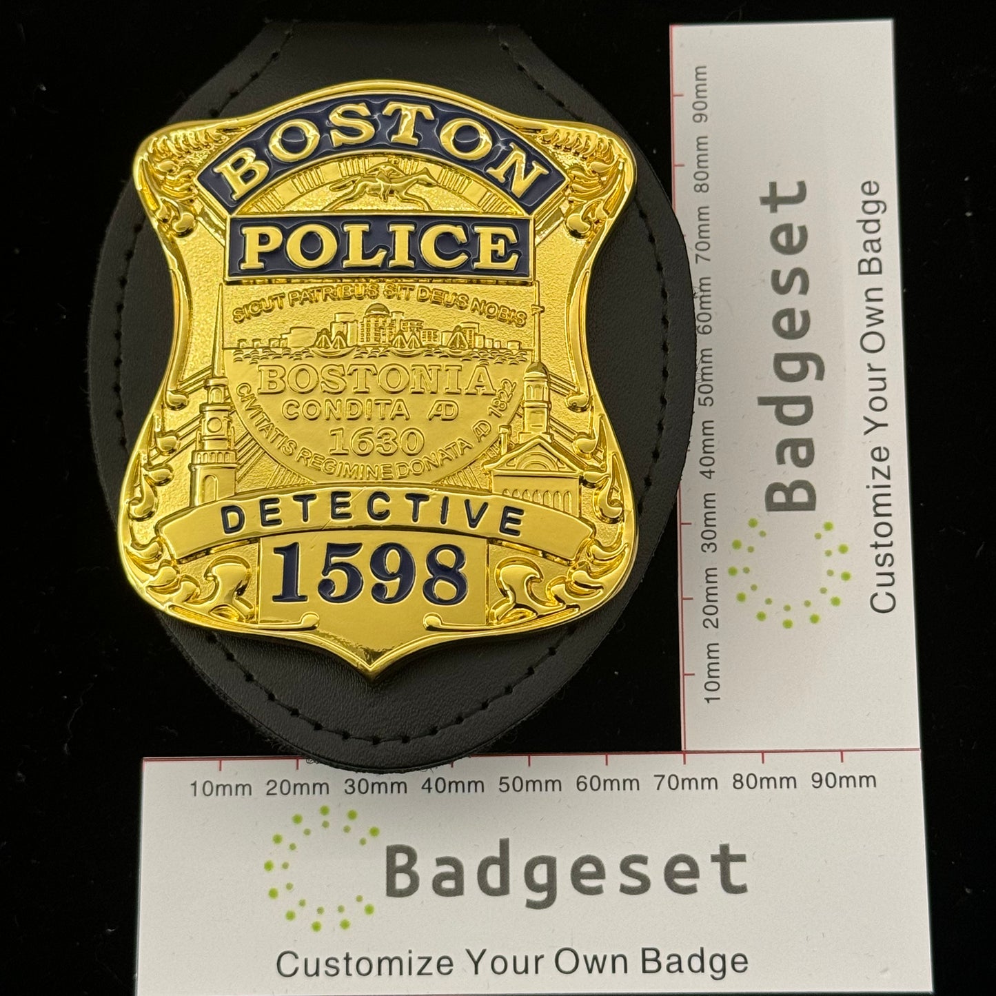 Réplica de la placa de detective de la policía de Boston, utilería de película con el número 1598