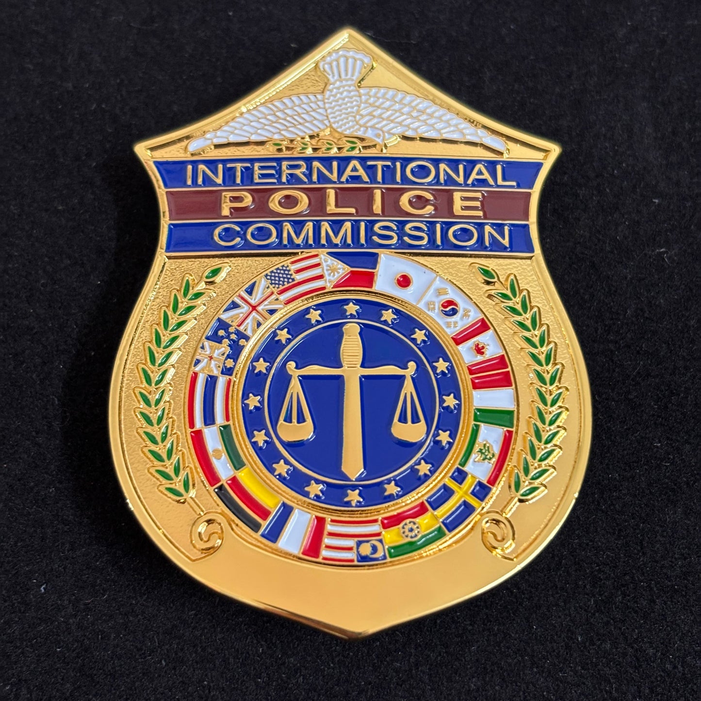 Replika des Abzeichens der Internationalen Polizeikommission, Filmrequisiten